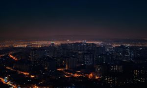 使用黄油相机前的夜景照片，噪点明显、色彩单调，城市夜景缺乏电影感